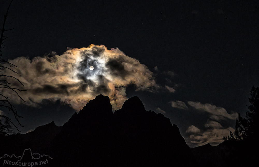 Foto: Noche de lobos, los Encantats en el Parque Nacional de Aigües Tortes y Sant Maurici. Pirineos, Catalunya.