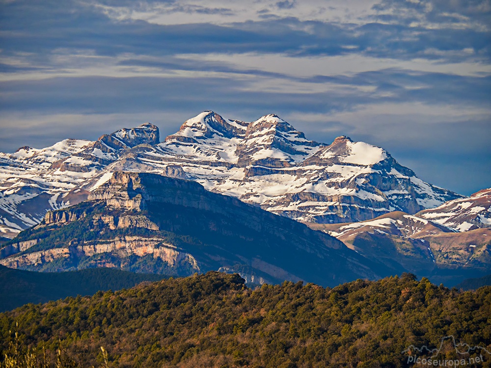 Foto: Cumbres del Cilindro, Monte Perdido, Soum de Ramond y Punta de las Olas. Por delante la cumbre de los Sestrales.