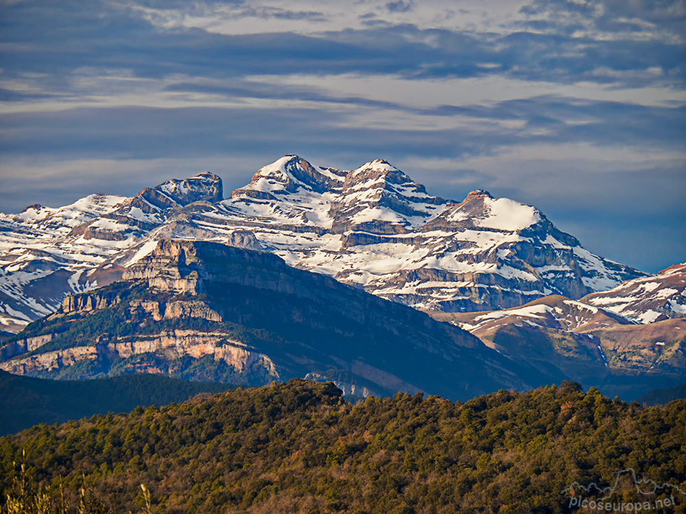 Foto: Las Tres Sorores desde Coscojuela de Sobrarbe, Ainsa. Pirineos de Huesca, Aragón.