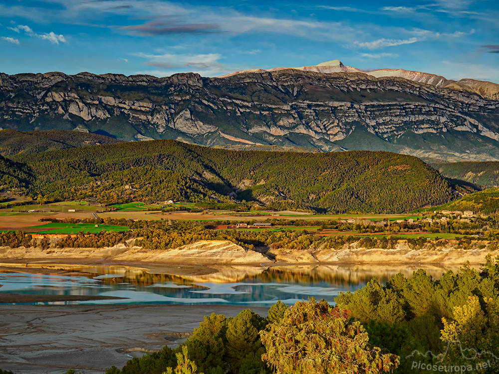 Foto: Embalse de Mediano, al fondo sobresale la cumbre del Cotiella. Pirineos de Huesca, Aragón.