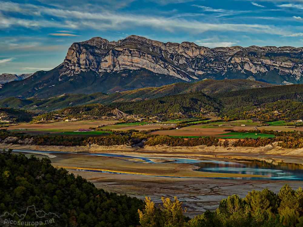 Foto: Peña Montañesa y el embalse de Mediano. Pirineos de Huesca, Aragón.