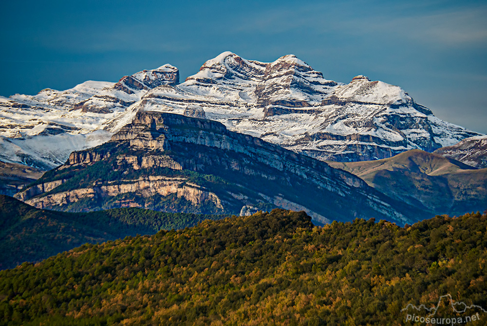 Foto: Cumbres del Cilindro, Monte Perdido, Soum de Ramond, Punta de las Olas. Por delante la cumbre de Castillo Mayor . Pirineos de Huesca, Aragón.