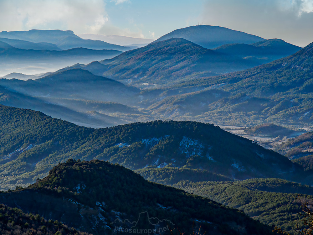 Valles y colinas del Sobrarbe desde el Real Monasterio de San Victorián, situado a los pies de Peña Montañesa y muy próximo a Ainsa.