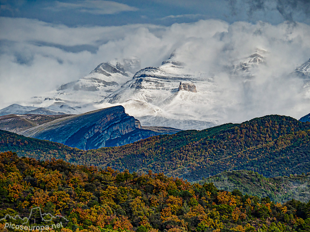 Foto: Esta hecha desde el pueblo de La Torrecilla, muy próximo al pueblo de Ainsa, Pirineos de Huesca, Sobrabe.