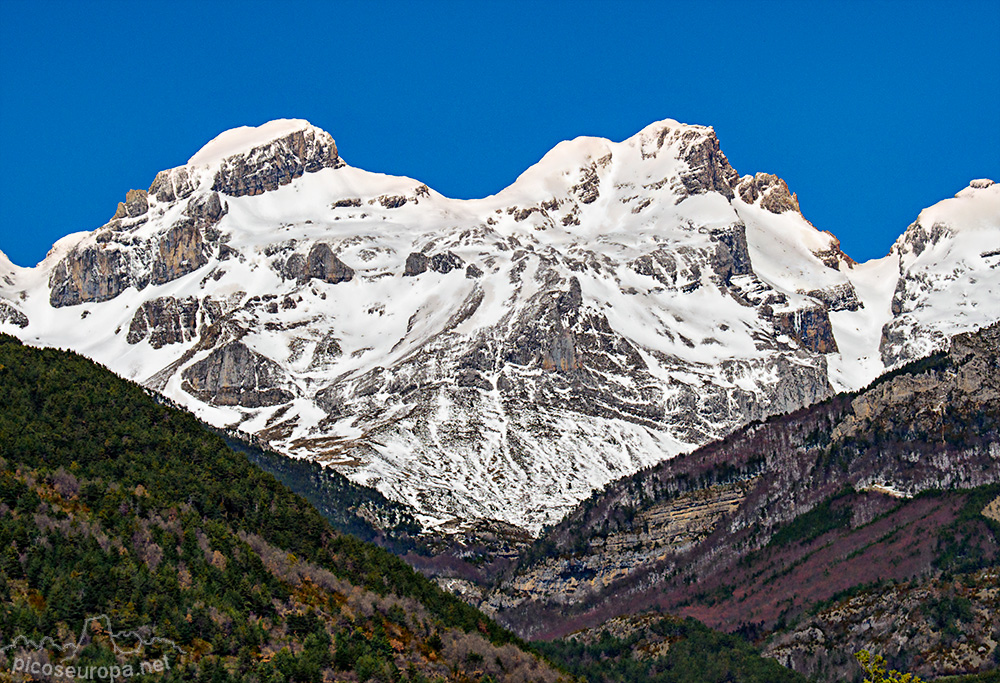 Pico Llena de la Garganta y Aspe desde la pista que sube desde Aisa hacia esas cumbres mencionadas. Pirineos de Huesca.