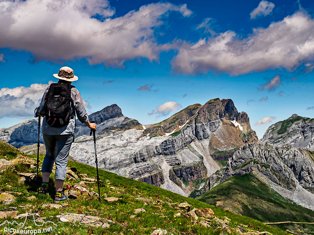 Subiendo al Pico Madalena, al fondo Pico Llena de la Garganta, Aspe y Lecherines. Pirineos de Huesca, Aragón.