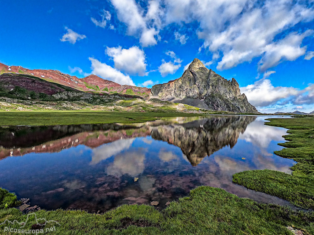 Lagos del Anayet, con el Pico y el Vertice detrás. Pirineos de Huesca, Aragón.