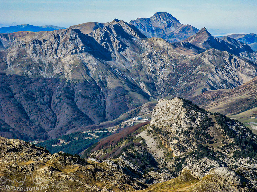 Al fondo el Pico Orhi desde la Mesa de los Tres Reyes, Pirineos