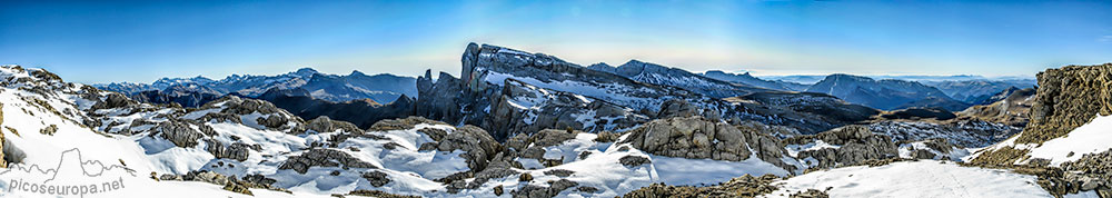 Petretxema y Agujas de Ansabere desde la Mesa de los Tres Reyes, Pirineos