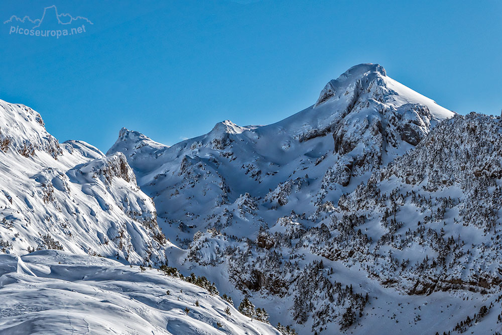 El Acherito a la derecha y al fondo el Sobarcal desde la subida al Petretxema desde Linza, Parque Natural de los Valles Occidentales, Pirineos de Huesca, Aragón