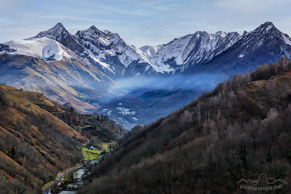 Picos Bergon y Embarrere, por delante el valle del pueblo de Accous, Pirineos, Francia.