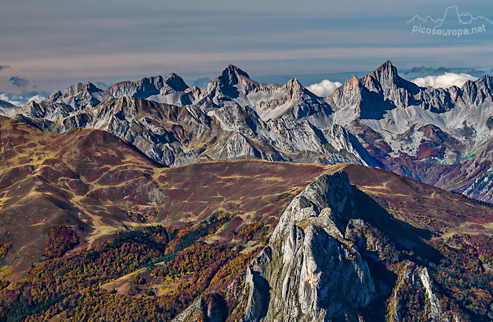 Acherito y Petretxema-Ansabere desde el Col de Turon Garié situdao bajo el Pic Gazies.  Pirineos, Francia.