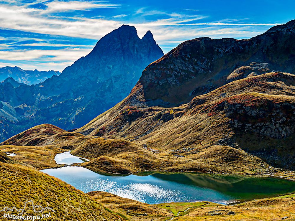 Lac Aule, al Fondo la cara norte del Midi d'Ossau. Pirineos, Francia.