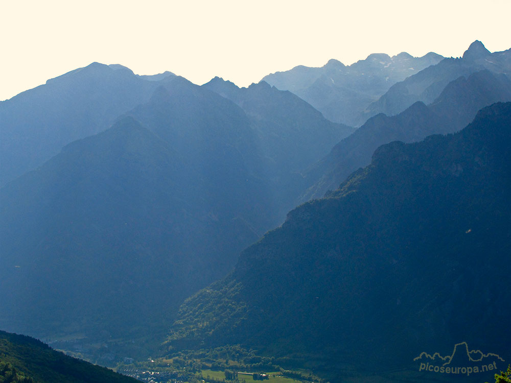 Al fondo, muy abajo ... Benasque, perdido entre grandes montañas, Pirineos de Huesca