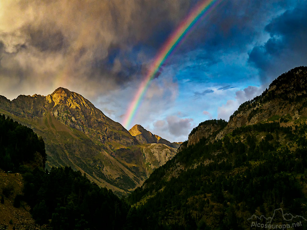 Foto: Tarde de tormentas en Benasque, poco antes de oscurecer abrio lo justo para dibujar el arco iris.