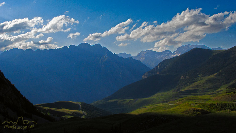 Al fondo el Valle de Benasque desde las pistas de esqui de Cerler, Pirineos de Huesca