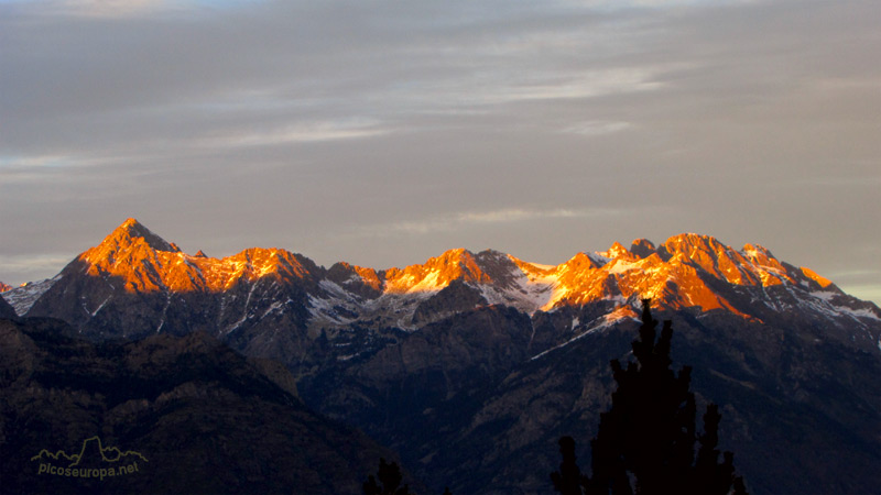 Foto: Amanecer desde la Sierra de Chia, Pirineos de Huesca, Valle de Benasque
