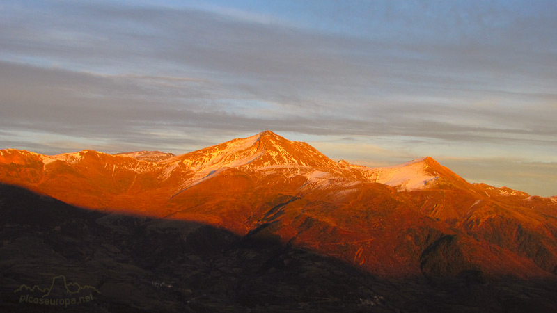 Foto: Amanecer desde la Sierra de Chia, Pirineos de Huesca, Valle de Benasque