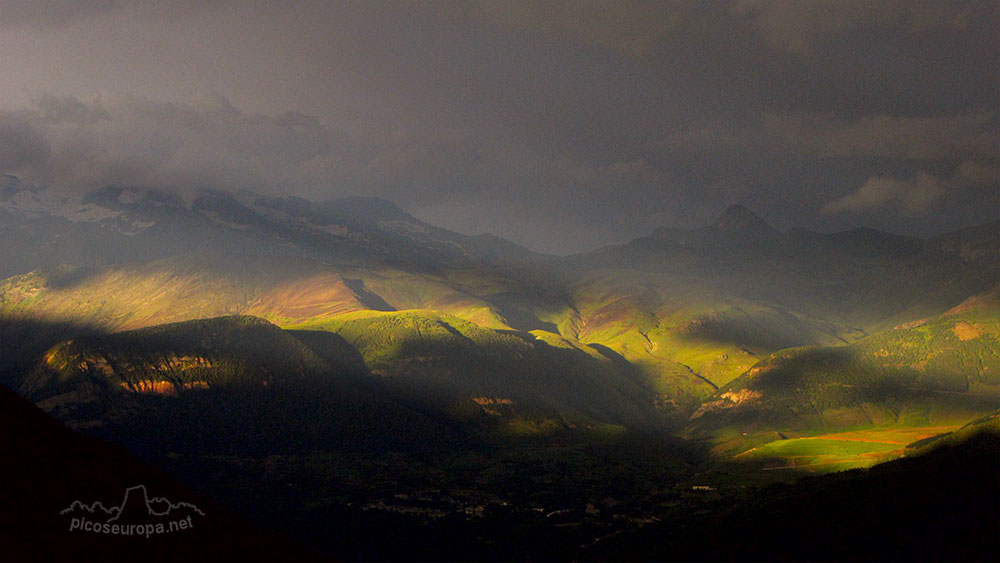 Una puesta de sol entre tormentas desde el Collado de Sahún, Valle de Benasque, Pirineos de Huesca