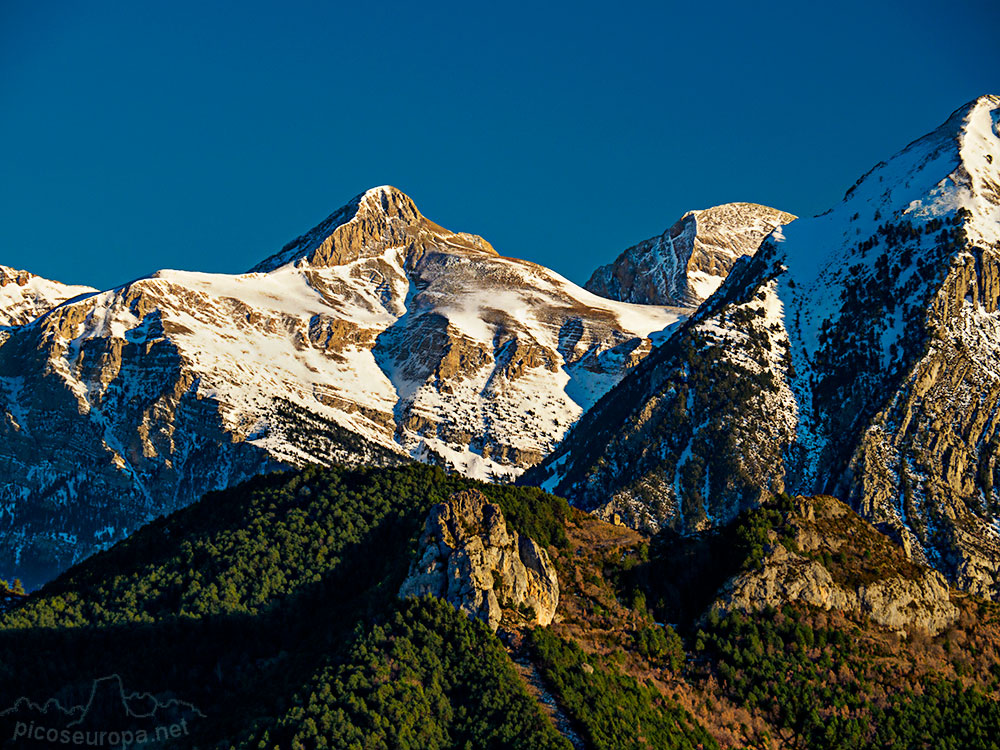 Foto: Inicio de la puesta de sol desde el publecito o aldea de Escuain, Pirineos de Huesca, Aragón.