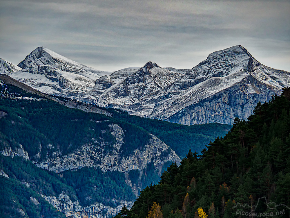 Foto: El Pico Cotiella a la izquierda y a la derecha el Mobisón Gran desde las proximidades de Chisagües, pueblo cercano al tunel de Bielsa, Pirineos de Huesca, Aragón.