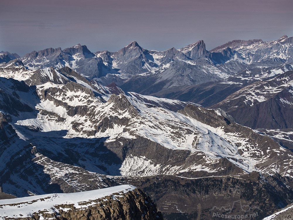 Acherito y Petretxema desde Peña Collarada, Pirineos de Huesca, Aragón