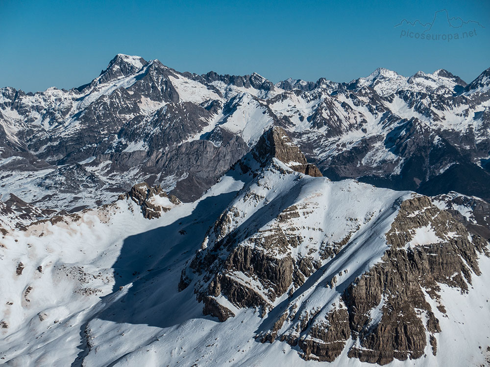 Balaitus y Punta Escarra desde el Pico Collarada, Pirineos de Huesca, Aragón