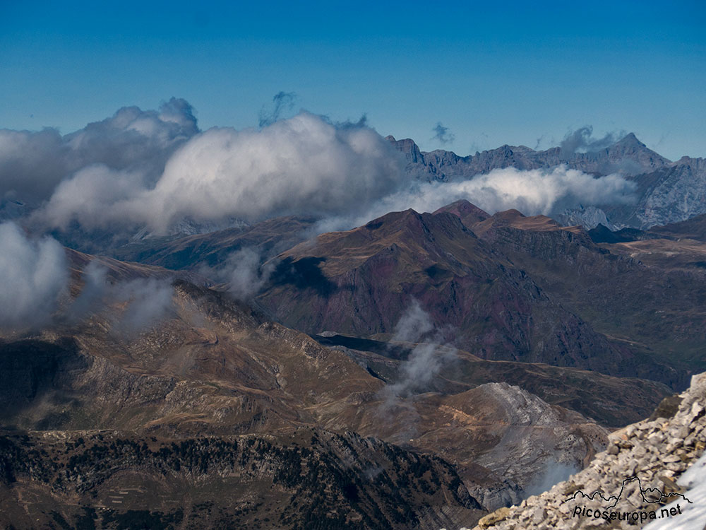 Picos Acue y Anie desde el Pico Collarada Pirineos de Huesca, Aragón