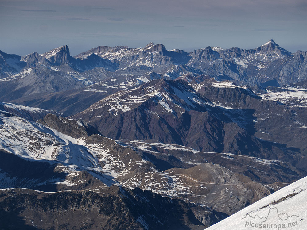 Petretxema, Mesa de los Tres Reyes y Anie desde Peña Collarada, Pirineos de Huesca, Aragón