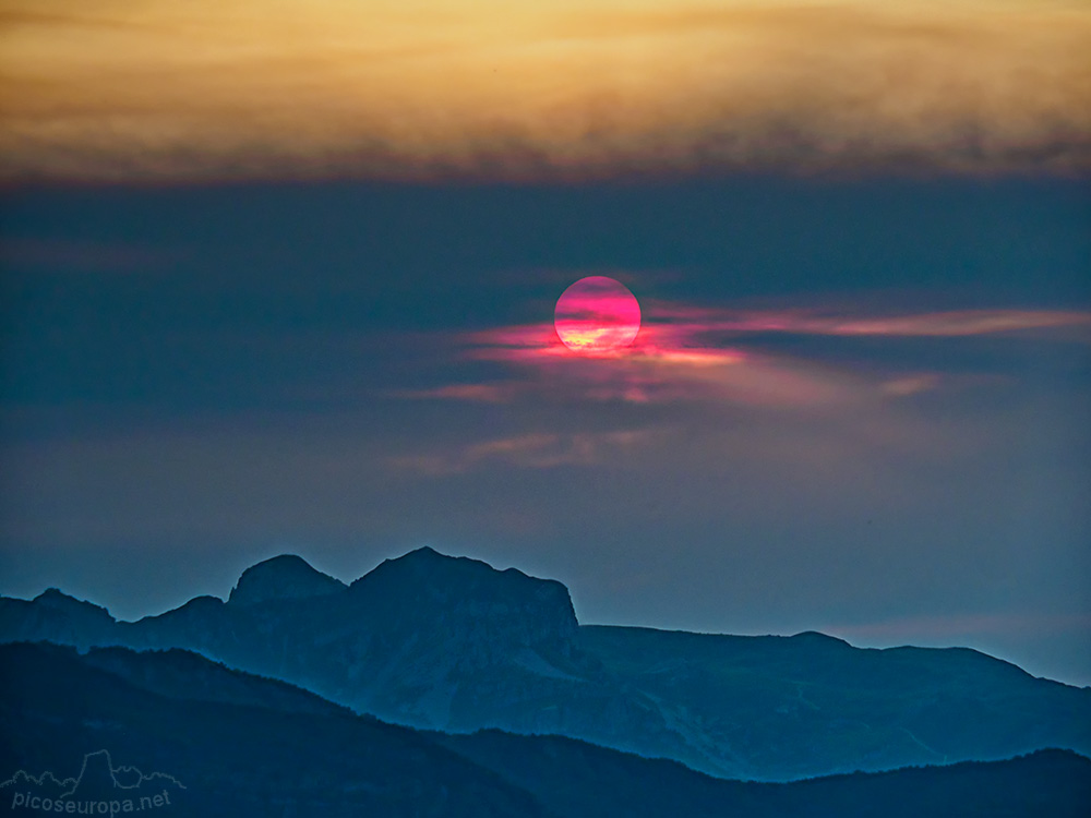 Foto: Puesta de sol desde Col de Aubisque, Gourette, Pirineos, Francia