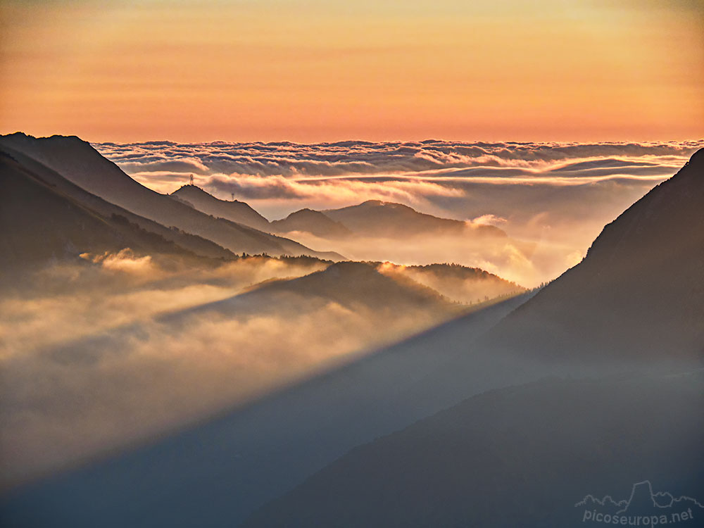 Amanecer desde el Col del Aubisque. Pirineos, Francia.