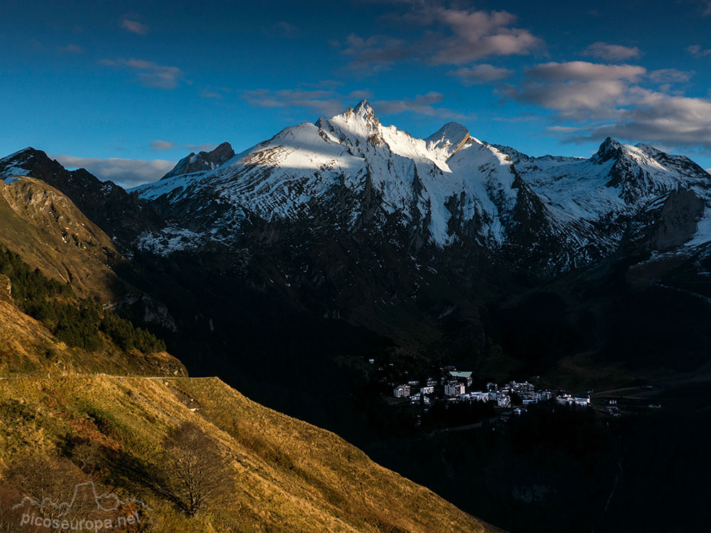 Foto: El pueblo de Gourette bajo el impresionante Pic La Latte de Bazen