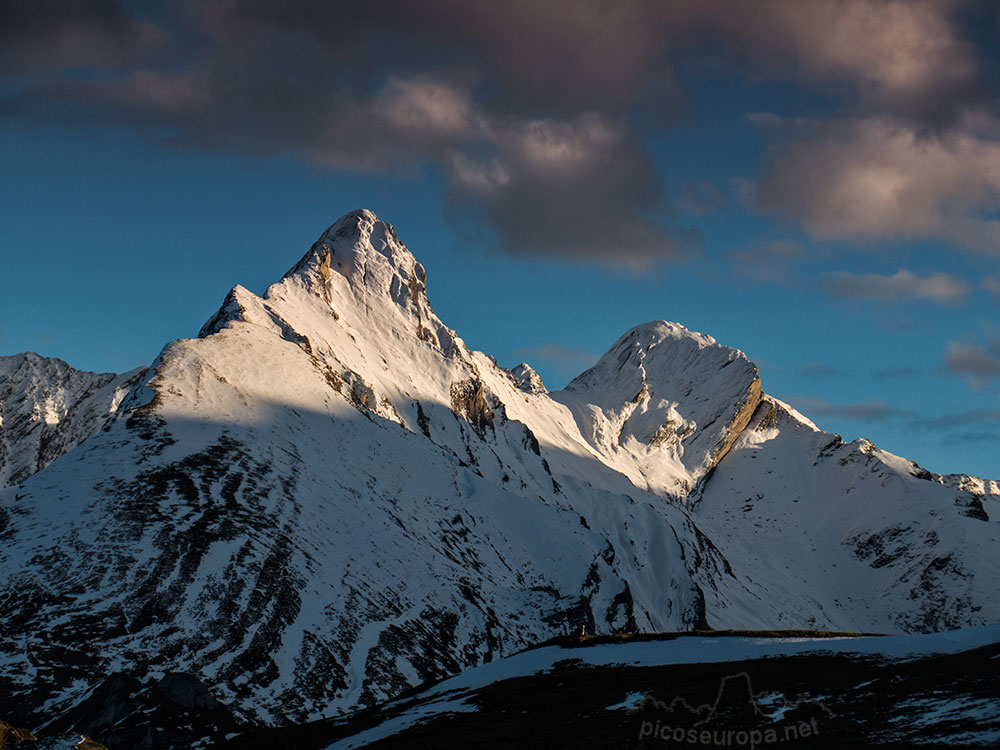 Foto: El imponente Pic La Latte de Bazen con el Pic Pic Soum Louesque a su derecha. Col de Aubisque, Gourette, Pirineos, Francia