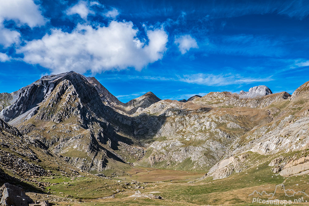 El pico Bisaurin desde el Puerto de Bernera, Parque Natural de los Valles Occidentales, Pirineos de Huesca, Aragón