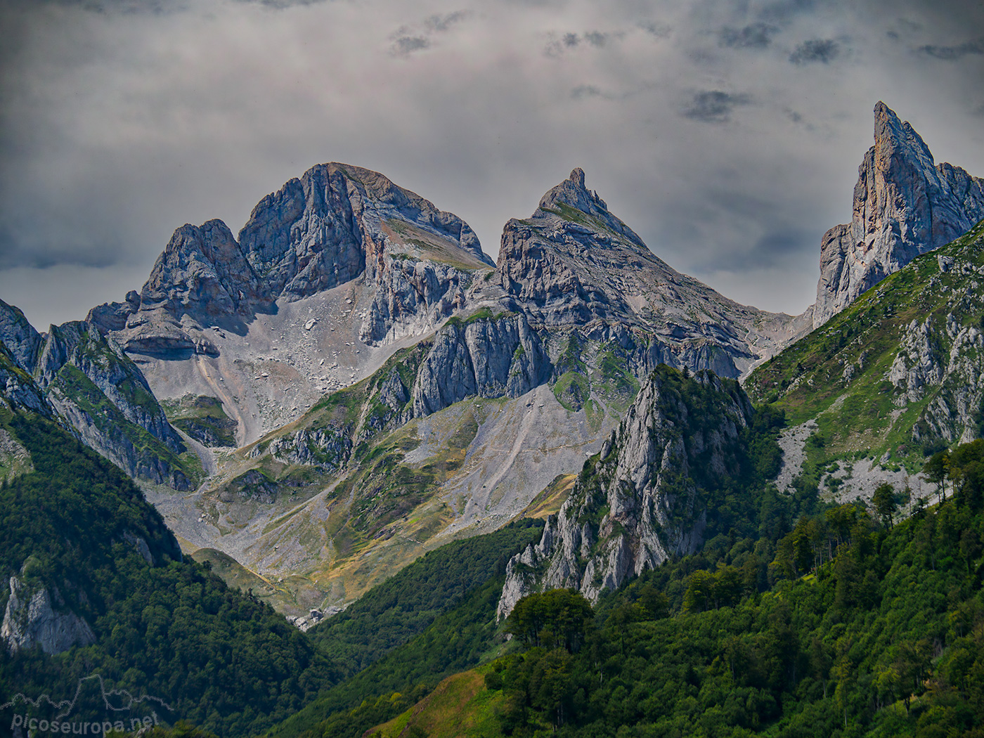 Foto: Acherito, Sobarcal y Aguja de Ansabere en el Valle de Lescun, Pirineos, Francia.