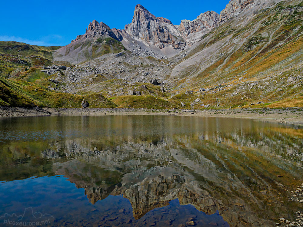 La cumbre de la Mesa de los Tres Reyes desde el Lac Lhurs en la zona de Lescun, Pirineos, Francia.