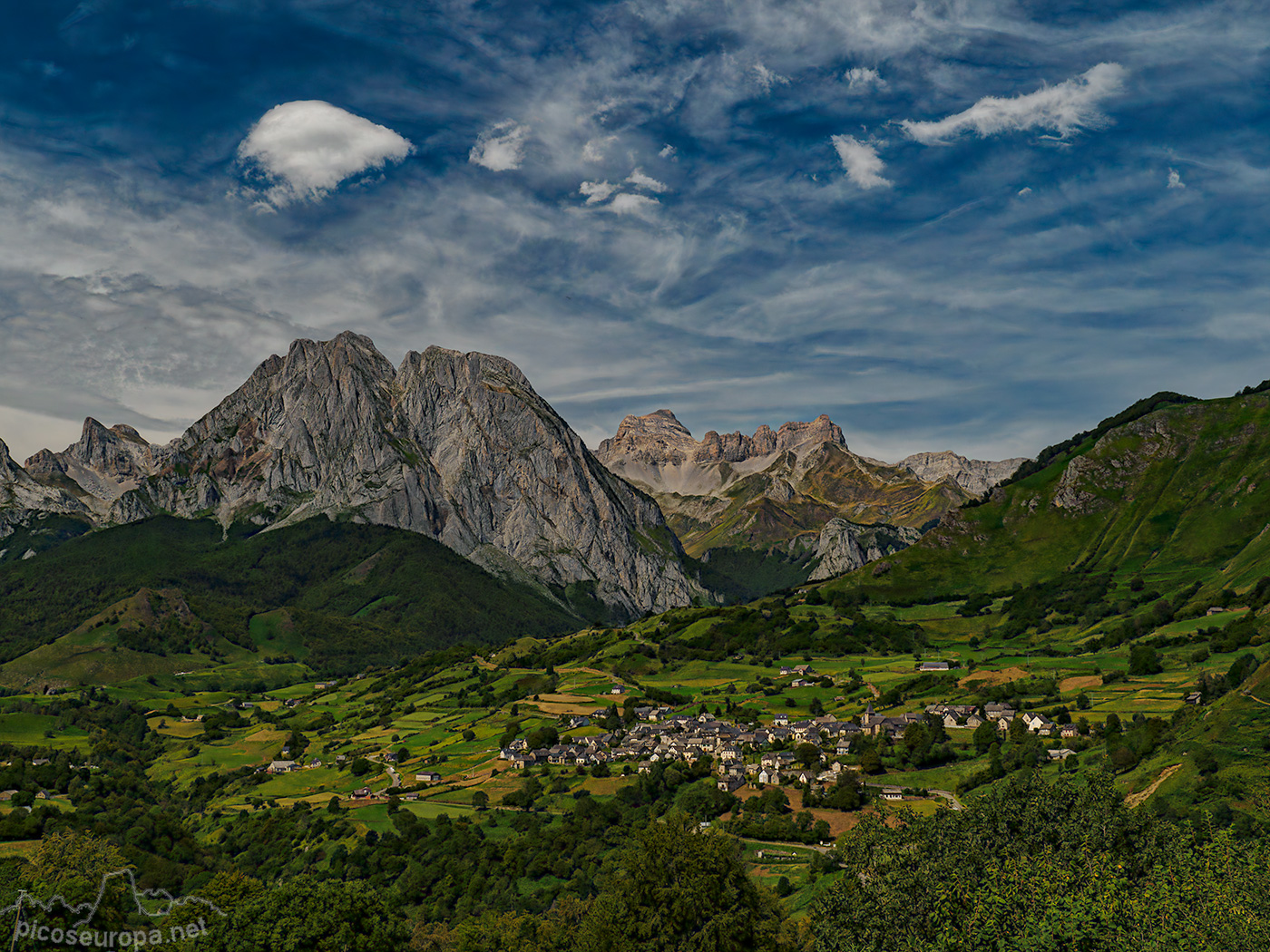 Foto: Vista del Pueblo de Lescun desde el mirador y tabla de orientación del pueblo de Lhers, Pirineos de Francia.