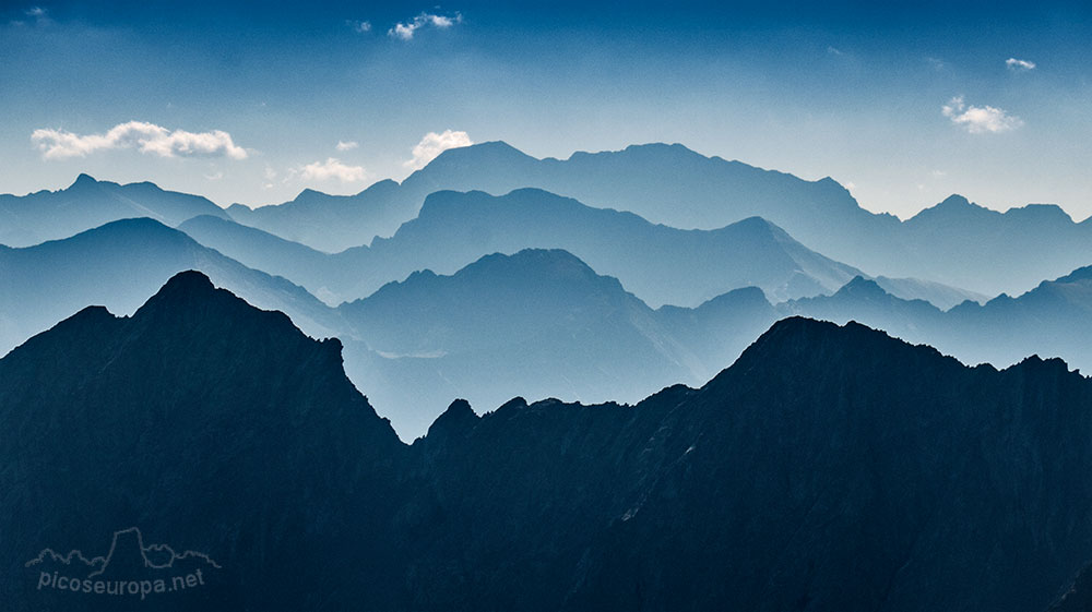 Vista desde la cumbre del Pic Neouvielle, Pirineos, Francia