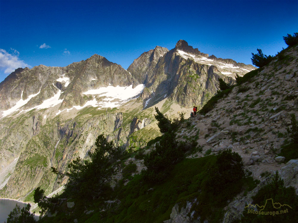 Sendero de aproximación a la base de la Brecha de Neouvielle