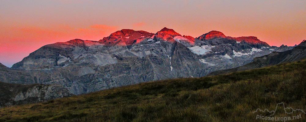 Amanecer sobre las Tres Sorores, Pirineos de Huesca, Aragon, Parque Nacional de Ordesa y Monte Perdido