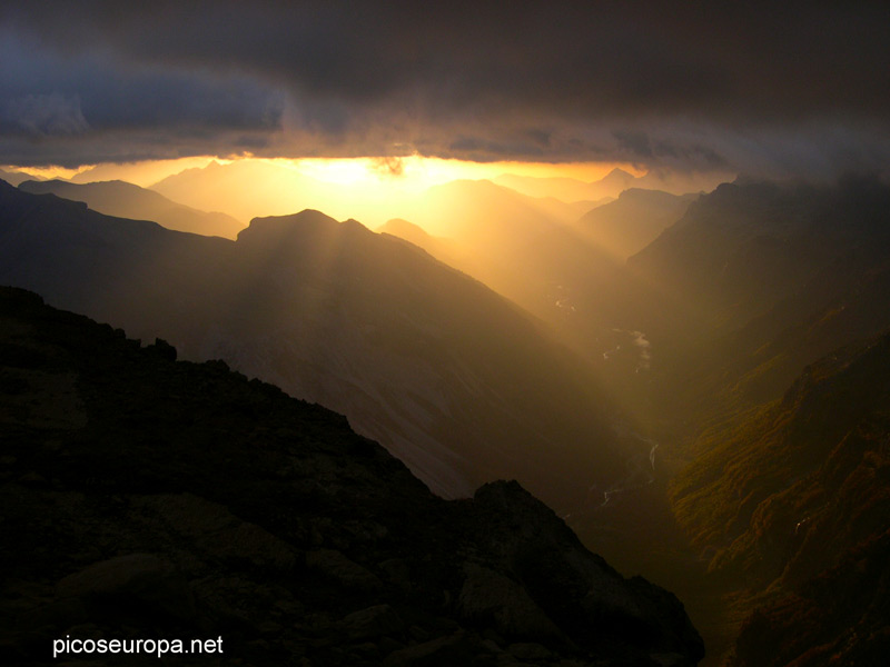 Amanecer desde la subida al Balcon de Pineta, Pirineos de Huesca, Aragon, Parque Nacional Ordesa y Monte Perdido