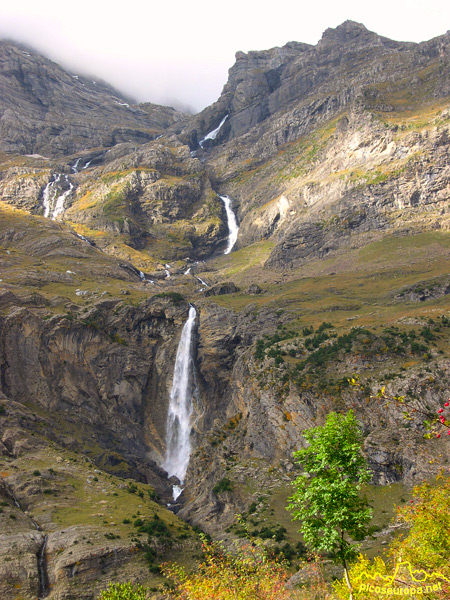 Cascadas en la subida al Balcon de Pineta, Pirineos de Huesca, Aragon, Parque Nacional de Ordesa y Monte Perdido