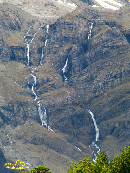 Las cascadas que bajan desde el Balcon de Pineta, Pirineos de Huesca, Aragon, Parque Nacional Ordesa y Monte Perdido