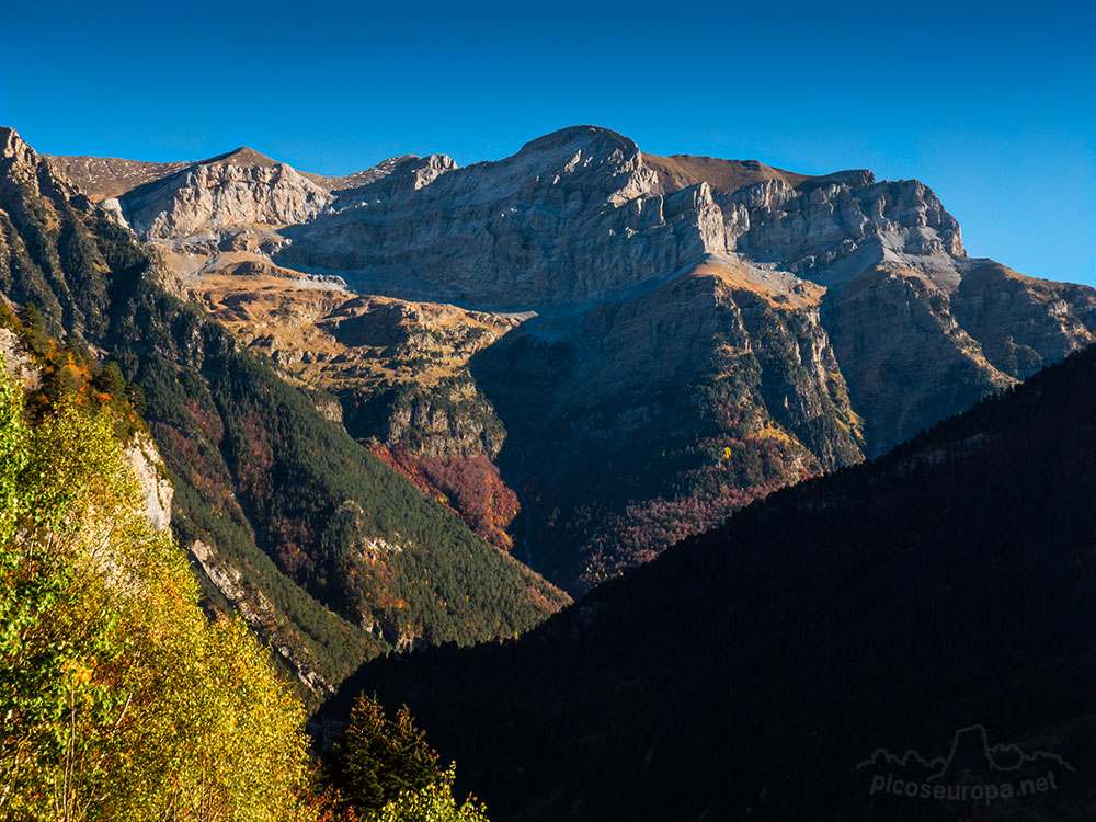 San Nicolas de Bujaruelo y el Valle del réo Ara, Ordesa, Pirineos de Huesca, Aragón.