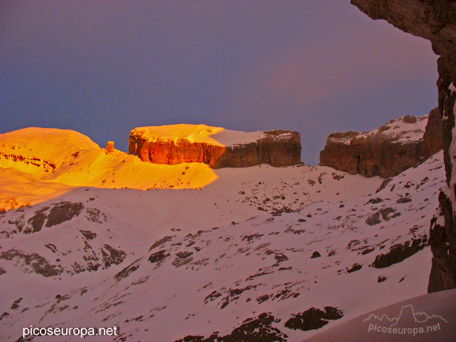 Amanecer en la Brecha de Rolando, Pirineos de Huesca, Aragon, Parque Nacional de Ordesa y Monte Perdido