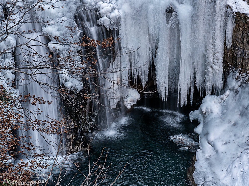 Foto: Cascada en la ruta de las ermitas de Santa Orosia desde Yebra de Basa, muy cerca de Sabiñánigo, Pirineos de Huesca.