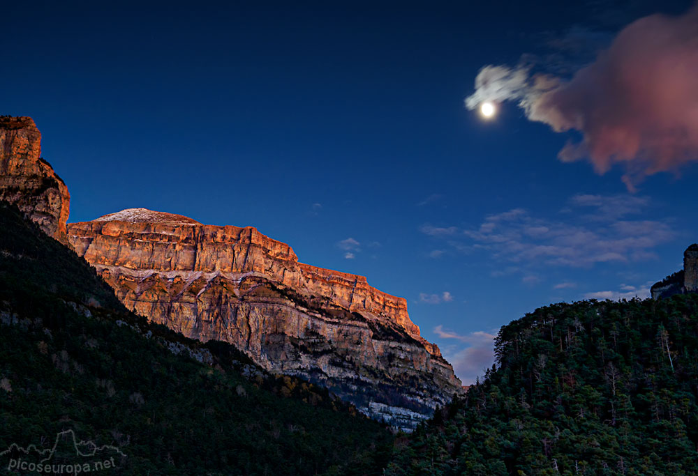 Ultimas luces del atardecer un día de luna llena. Muralla de Mondarruego, Ordesa, Pirineos de Huesca.