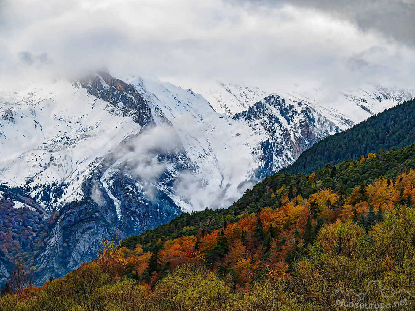 Peña Otal envuelta en nieblas, Pirineos de Huesca, Aragon, Parque Nacional de Ordesa y Monte Perdido