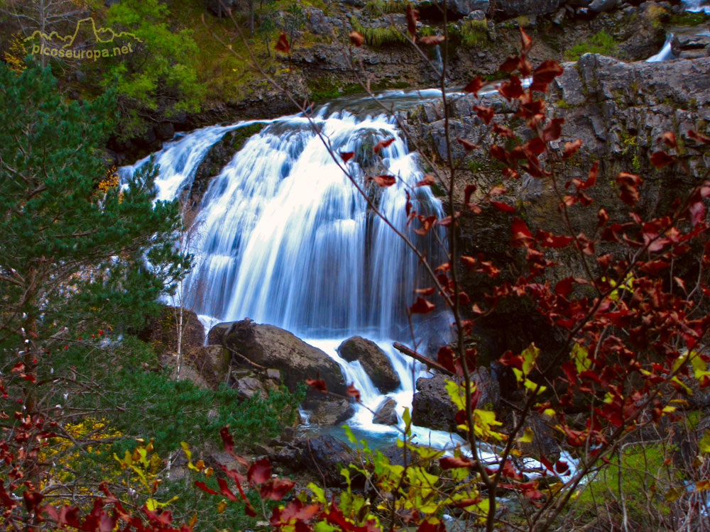 Cascada de Arripas en otoño, la primera que encontraremos