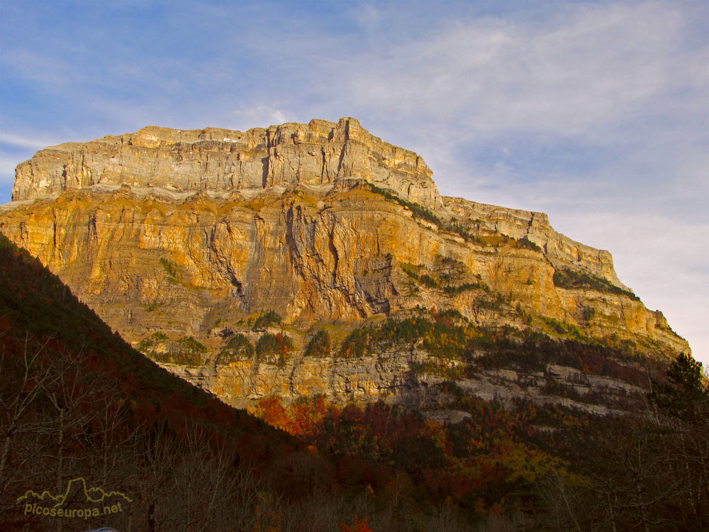 Foto: Muralla de Mondarruego desde la Pradera de Ordesa, Pirineos de Huesca, Aragon, Parque Nacional de Ordesa y Monte Perdido